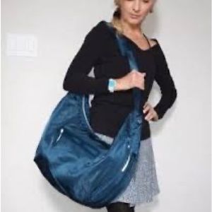 Lululemon Resolution Hobo in like new condition. Will not be disappointed.